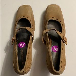 Naturalizer camel suede heels 8N